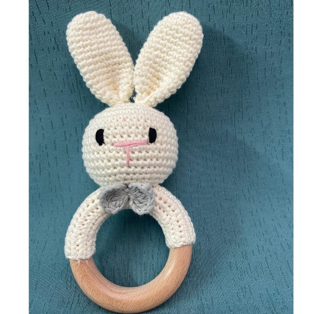 Annie & Charles® gehäkelte Babyrassel Hase mit Masche