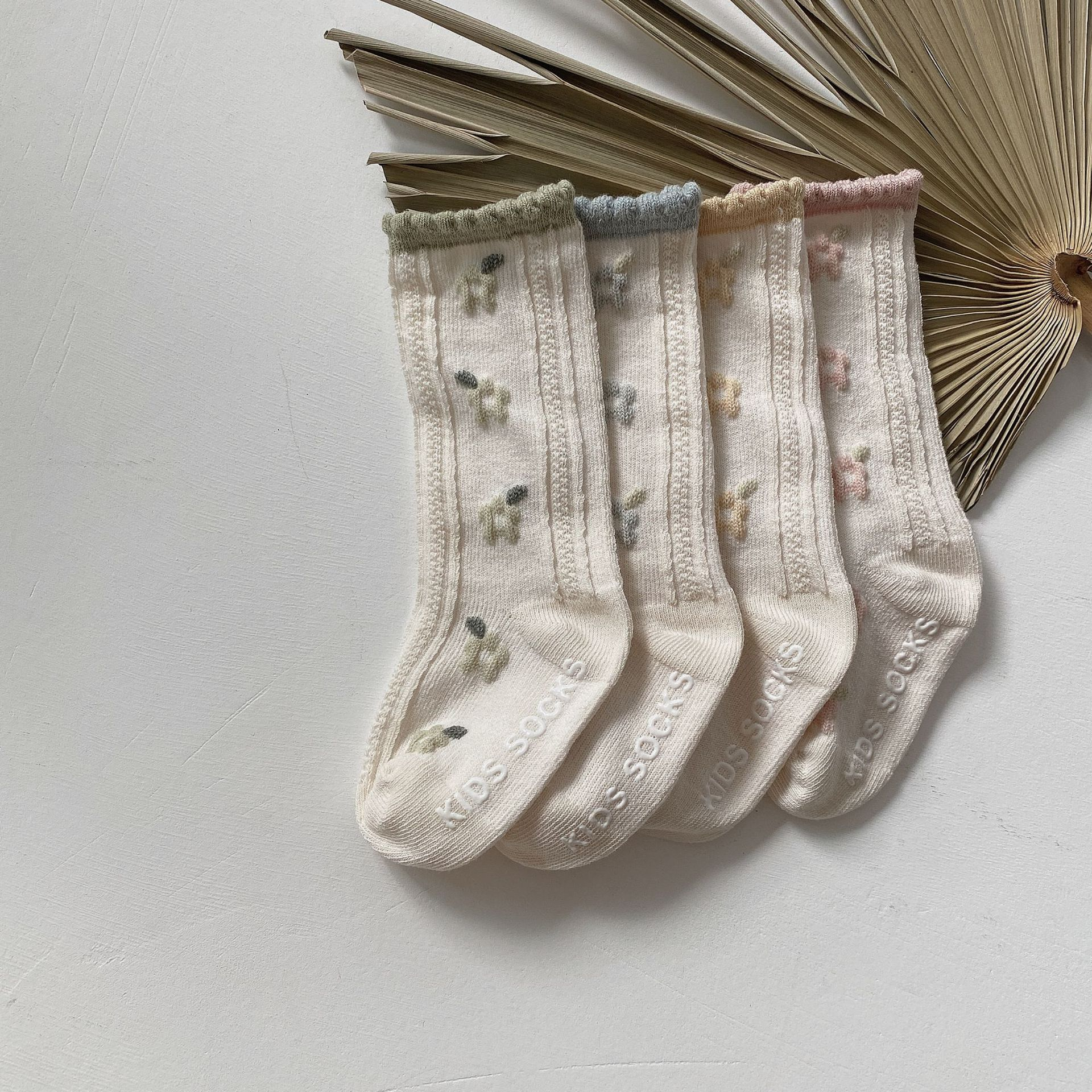 Annie & Charles® geblümte Socken