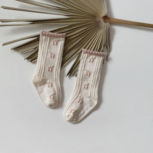 Annie & Charles® geblümte Socken