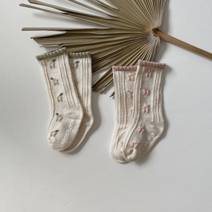 Annie & Charles® geblümte Socken