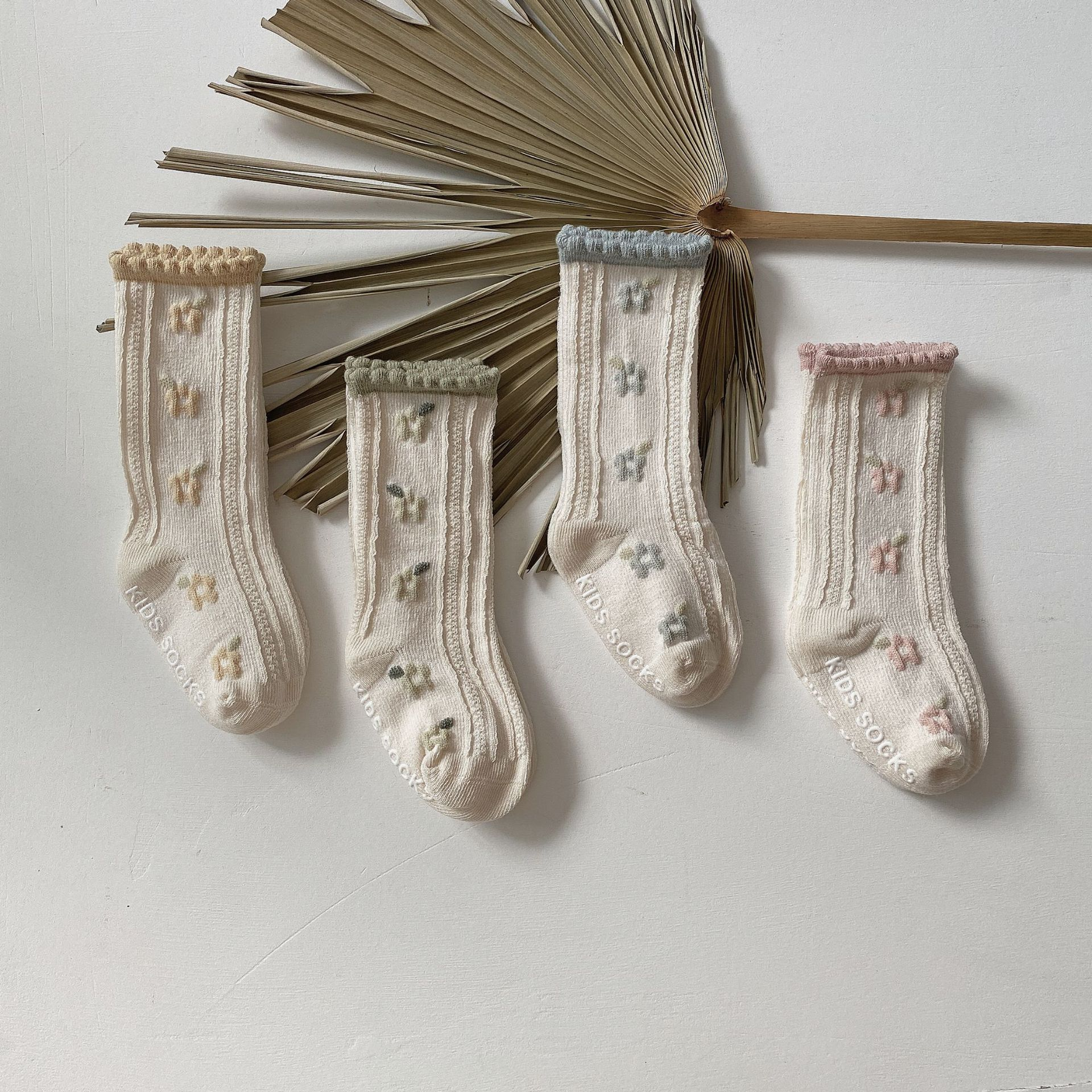 Annie & Charles® geblümte Socken