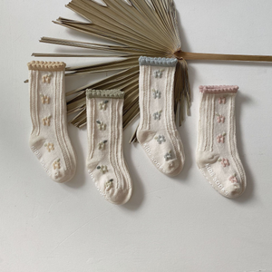 Annie & Charles® geblümte Socken
