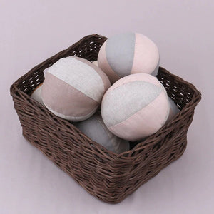 Annie & Charles® Babyrassel Ball aus Bio-Baumwolle